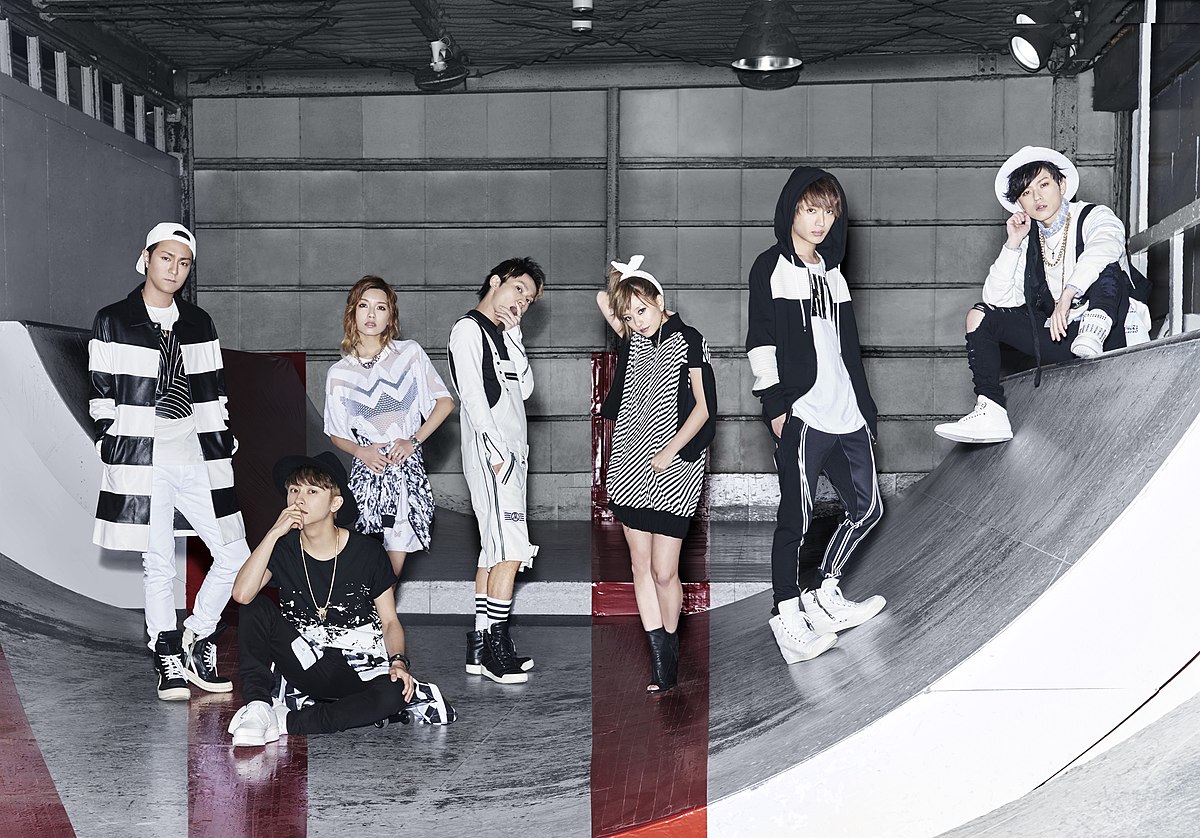 Grup Vocal AAA, yang pernah mengisi opening Kamen Rider Den-O