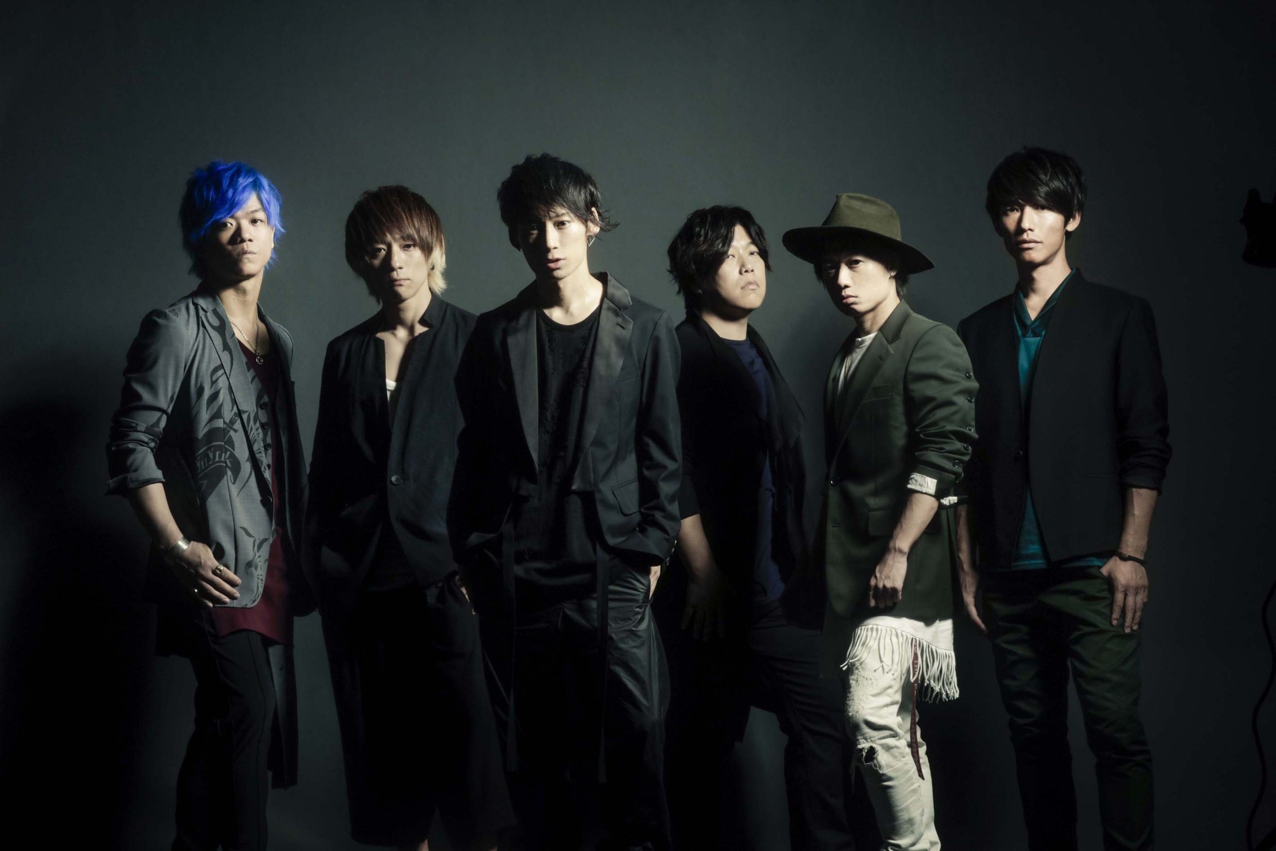 UVERworld pernah mengisi lagu opening anime Bleach dengan judul D-tecnolife